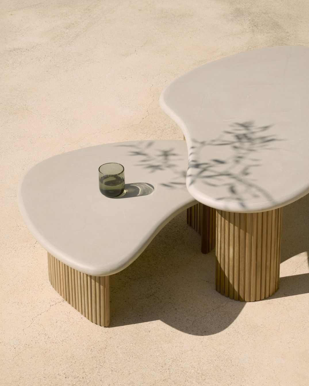 Boomerang coffee table outdoor concrete/teak Ethnicraft