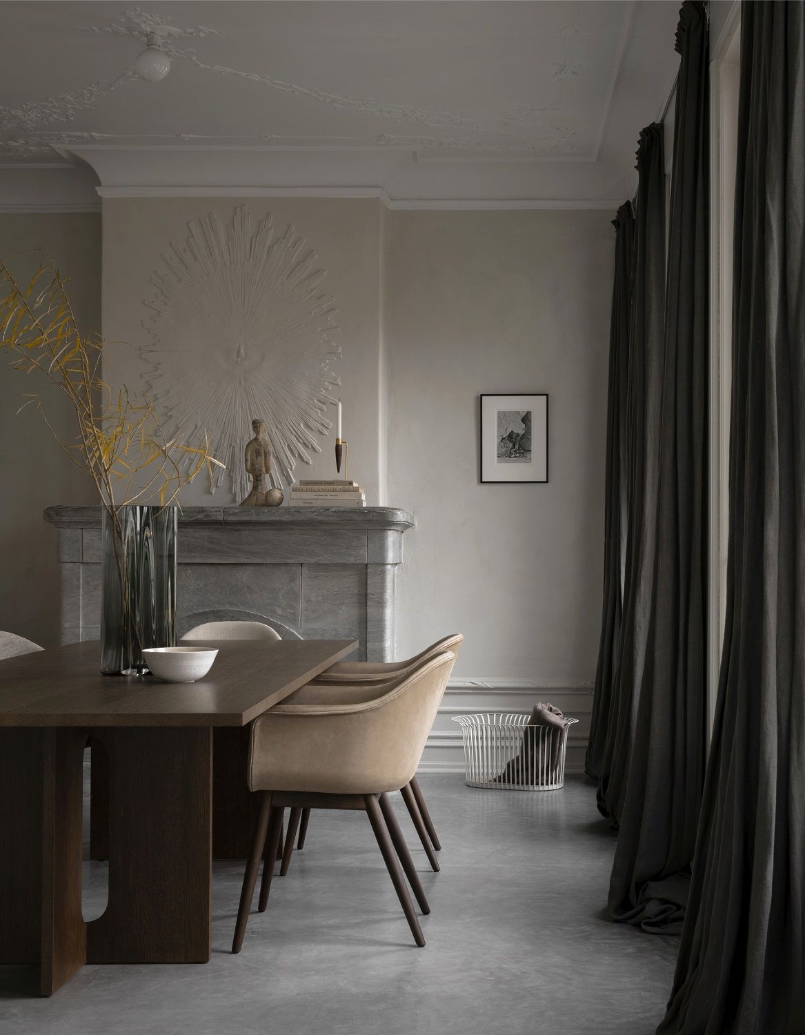 Beiger Audo Copenhagen Harbour Dining Chair Stuhl am Esstisch in stilvollem Interieur.