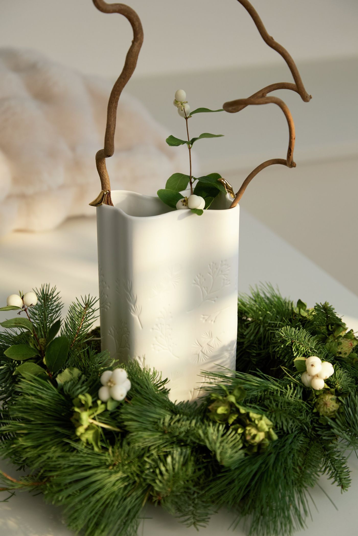 Winter Magic Vase Gold Bird Wheels