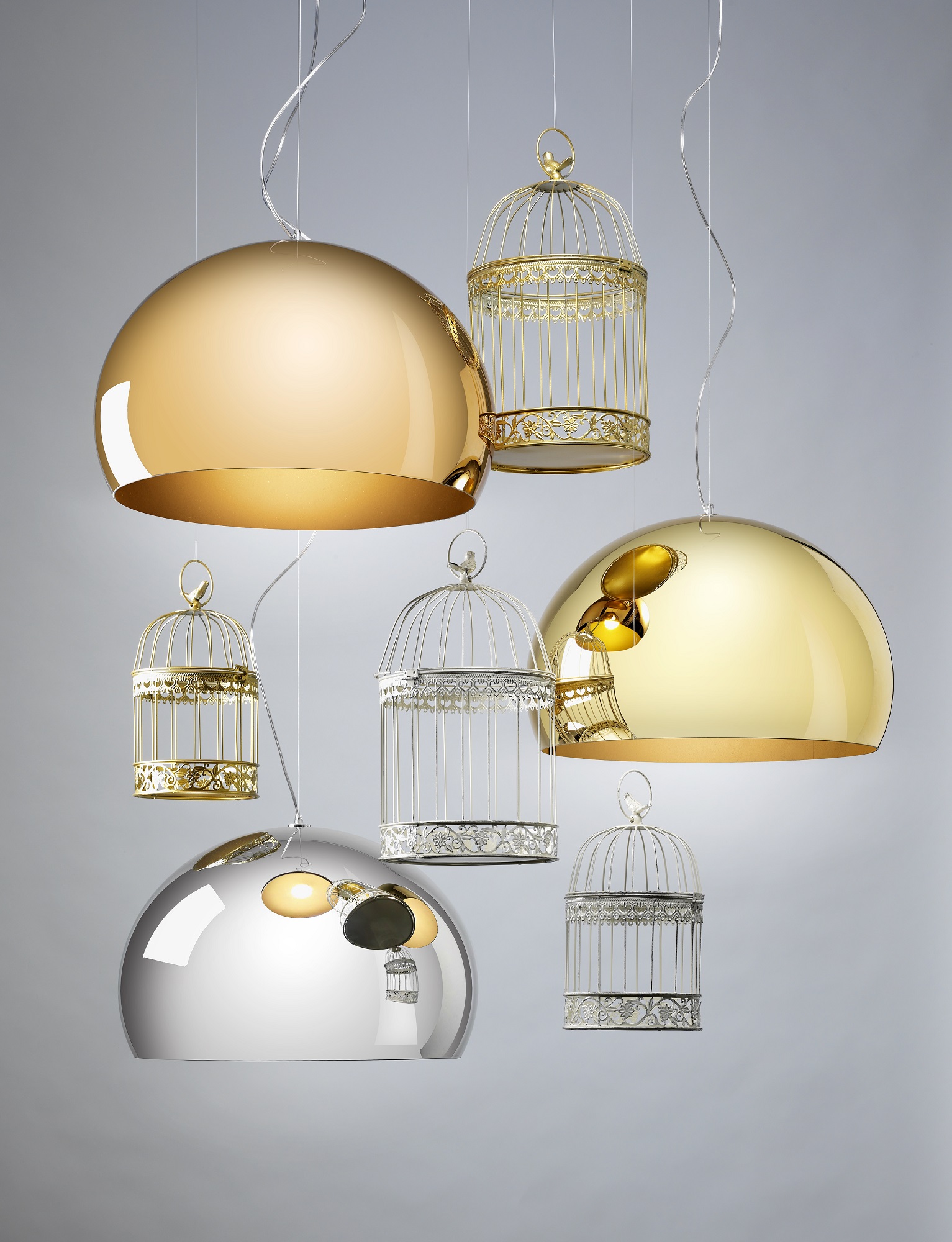 Fly FL/Y Pendelleuchten von Kartell, metallisch glänzend, in Gold und Silber mit dekorativen Vogelkäfig-Lampen.