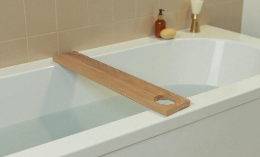 Wannenablage EK05 e15 aus geöltem Eichenholz über einer weißen Badewanne mit Wasser und Badutensilien.
