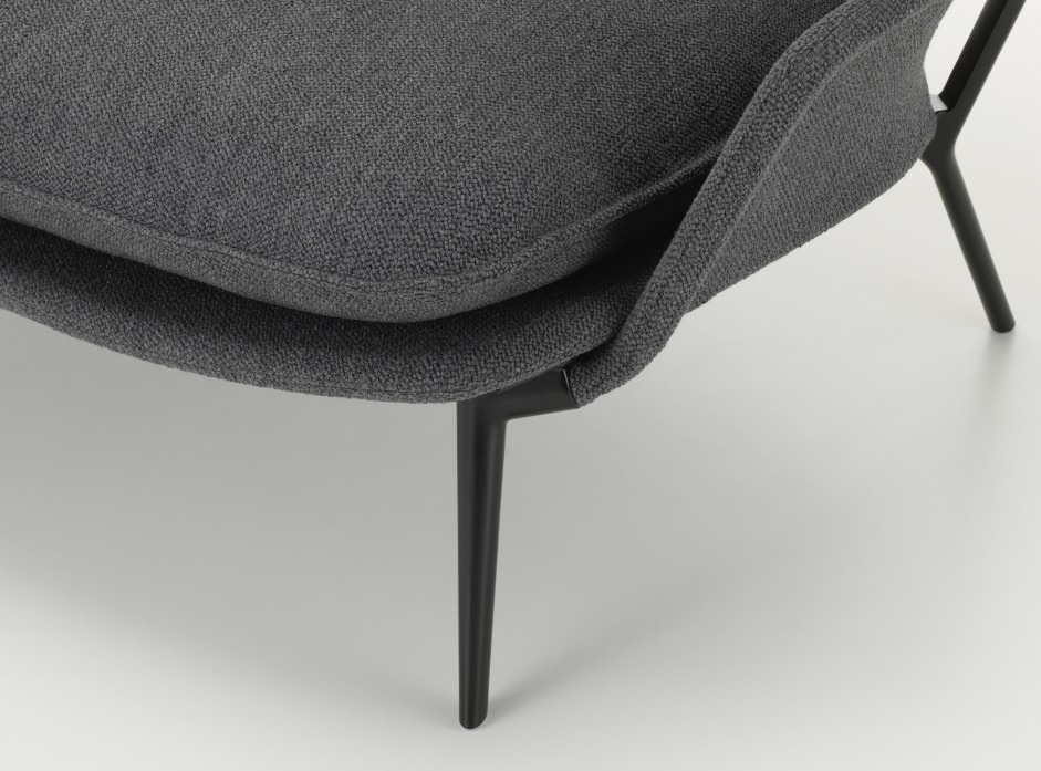 Detailaufnahme des Slow Sofas von Vitra mit grauem Stoffbezug und schwarzen Beinen.