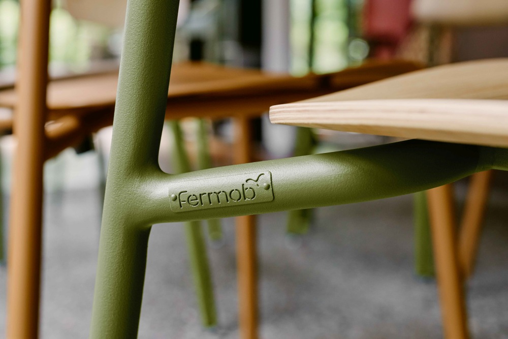 Detailaufnahme: Grüner Fermob Stuhl aus Eichenholz, Teil der Studie Bridge Kollektion für den Außenbereich.