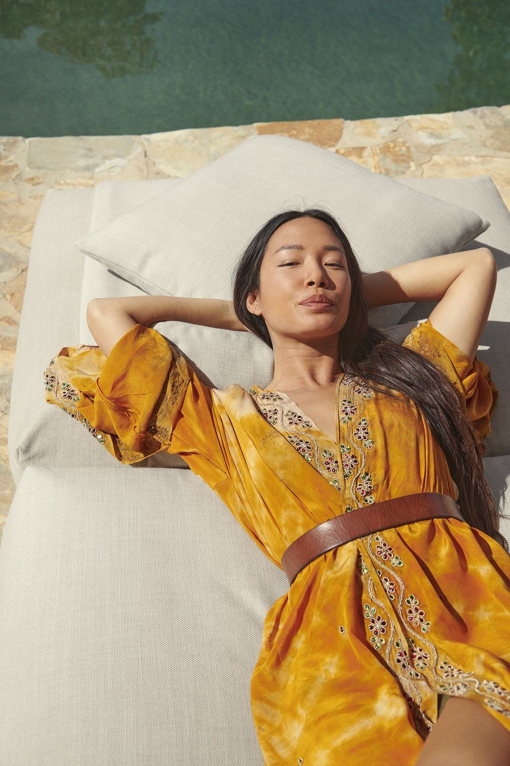 Frau entspannt auf vetsak Sun Lounger Outdoor Liege, bequemes 2-Sitzer Sofa Set für Garten und Terrasse.