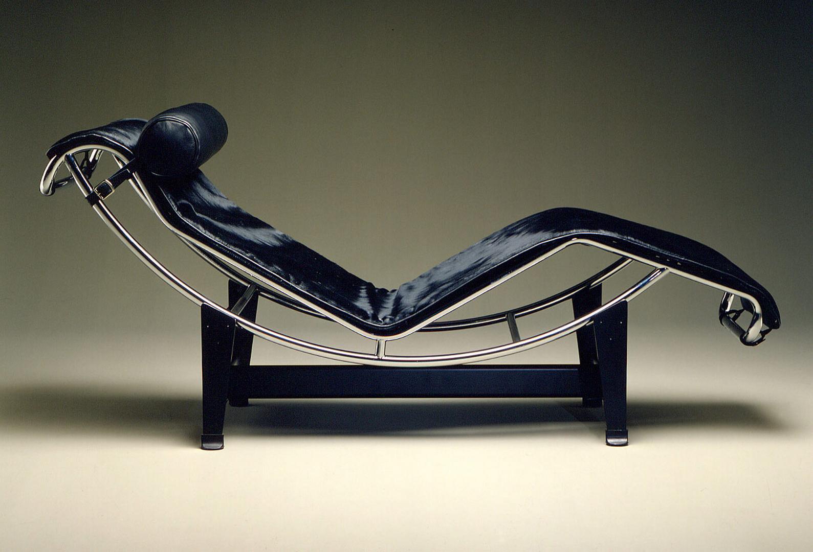 4 Chaise Longue à reglage continu recliner leather black ( graphite ) / neck roll same leather colour Cassina PRE-SUPPLIED QUICK-SHIP COMBINATION