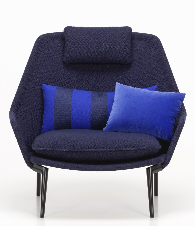 Blauer Vitra Slow Chair Sessel mit Stoffbezug und Kissen für Wohnzimmer oder Lounge.