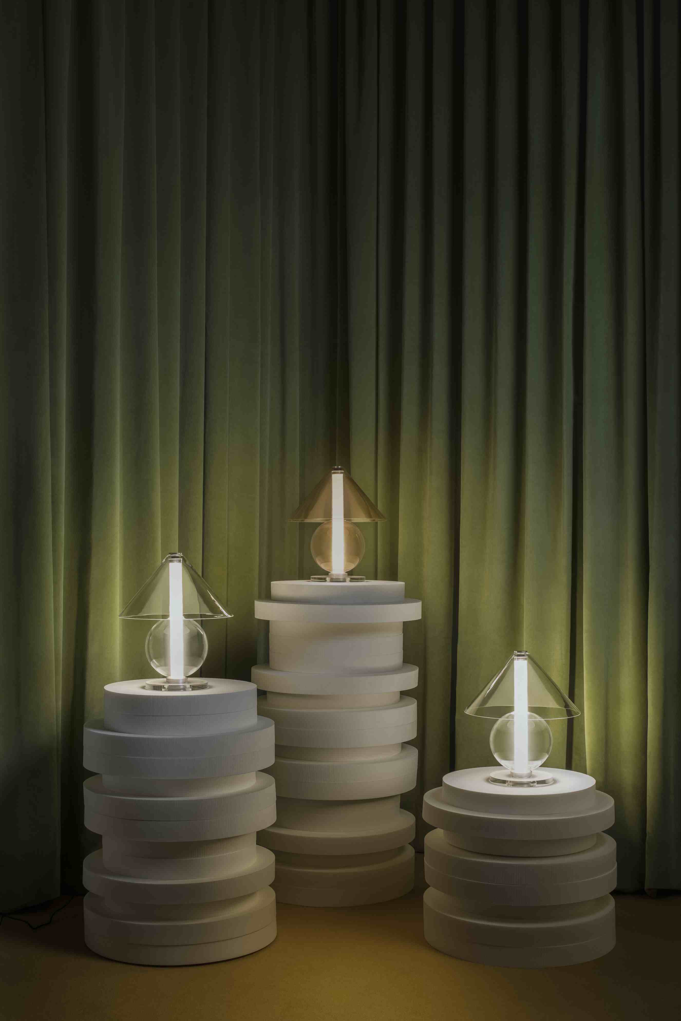 Fragile table lamp marset