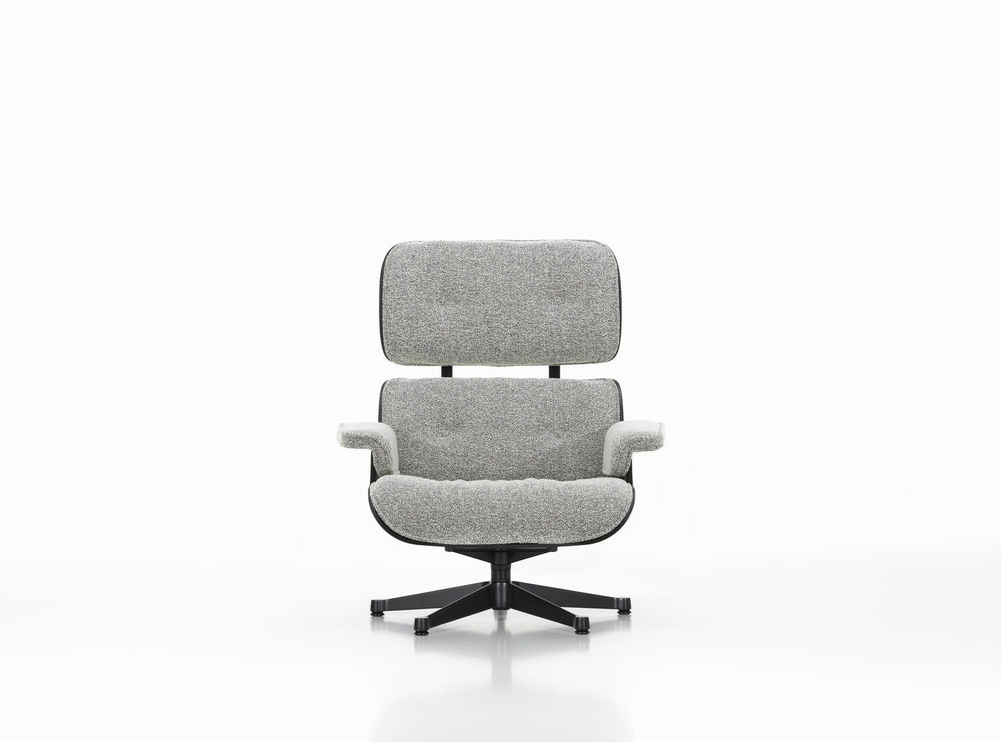 Eames Lounge Chair mit Ottoman Sessel, grauer Stoffbezug und schwarzem Fußkreuz, Vitra Designklassiker.