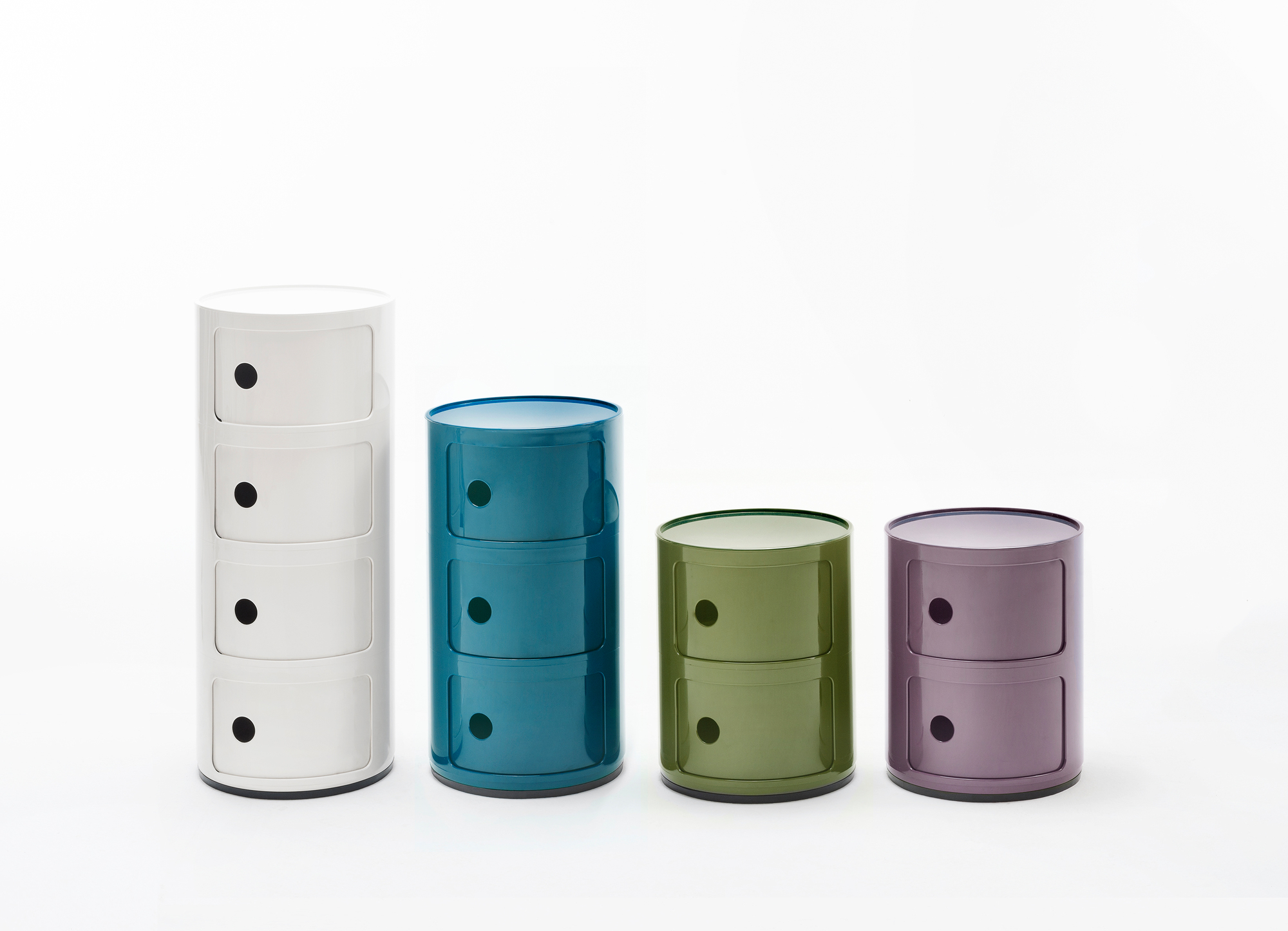 Componibili von Kartell: Vier verschiedenfarbige, modulare Aufbewahrungselemente mit runden Formen und Fächern. Designklassiker für modernes Wohnen.