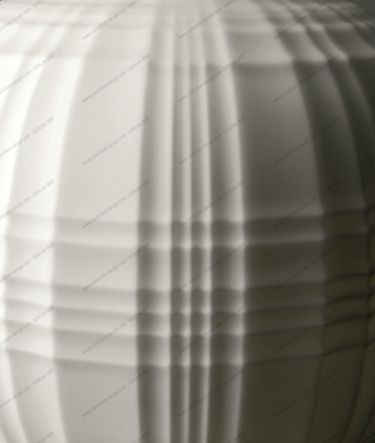 Detailaufnahme der weißen Foscarini Tartan Pendelleuchte mit markantem, strukturiertem Design für moderne Innenräume.
