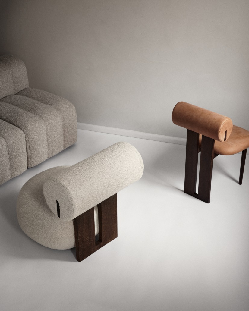 Hippo Stuhl von NORR11: Moderner Sessel mit braunem Leder und Sessel mit weißem Bouclé-Stoff.
