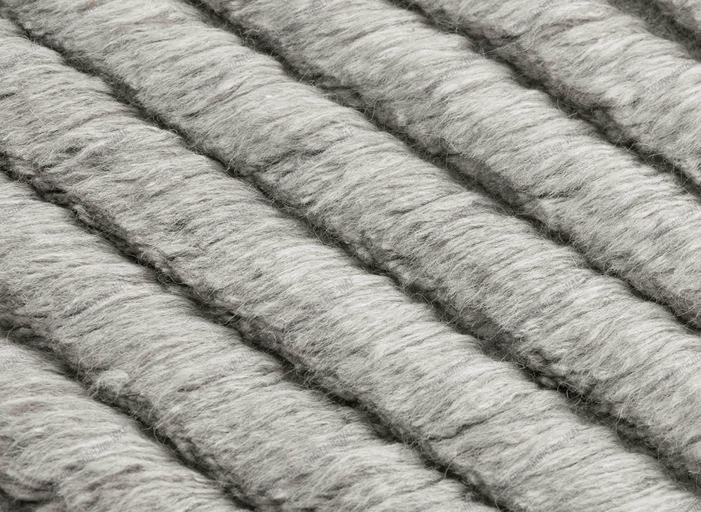 Detailaufnahme des grauen Lines Rug Teppichs von Gan mit erhabenen, texturierten Linien.