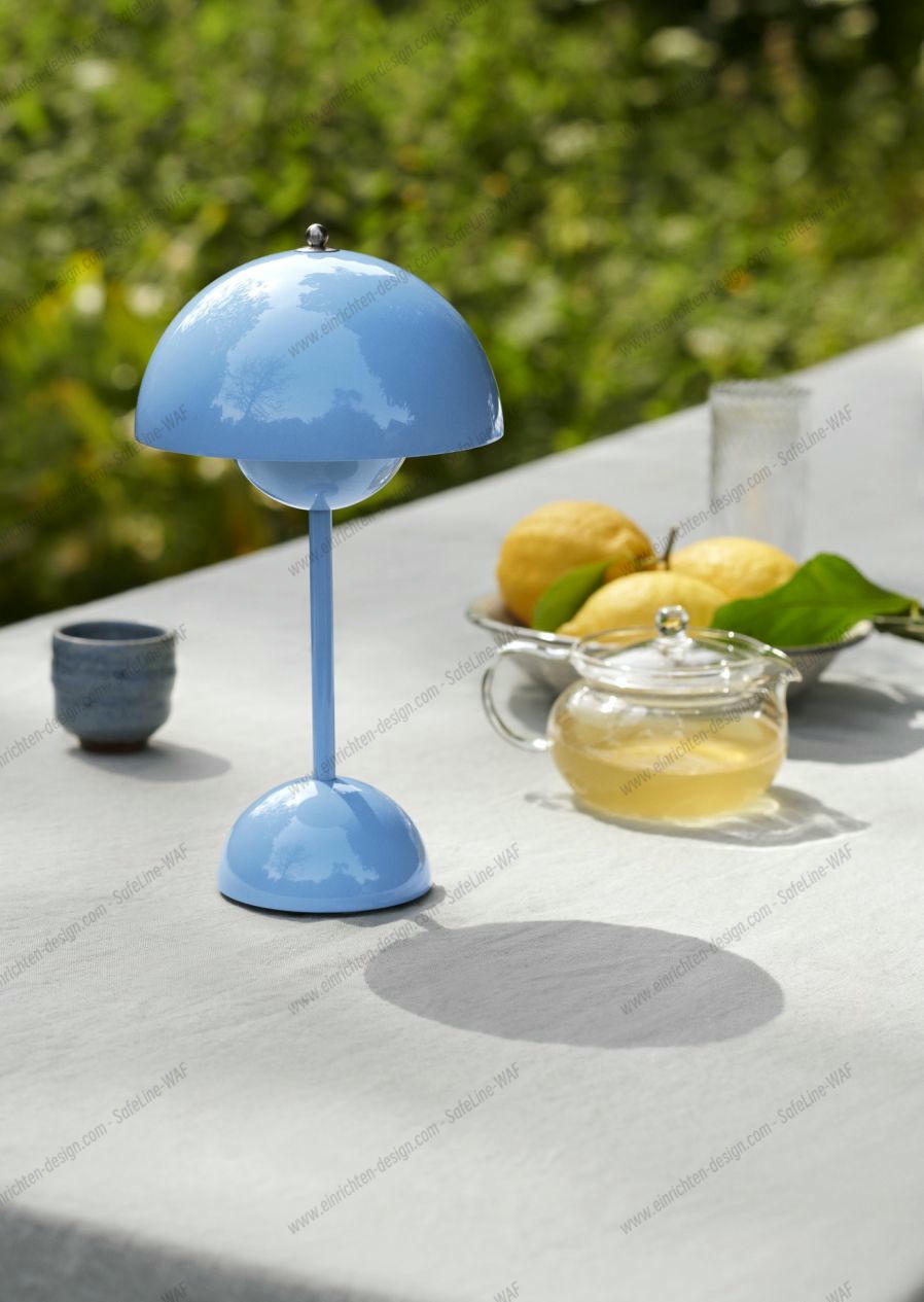 Flowerpot VP9 Portable Battery lamp / Table lamp with USB AndTradition Swim blue