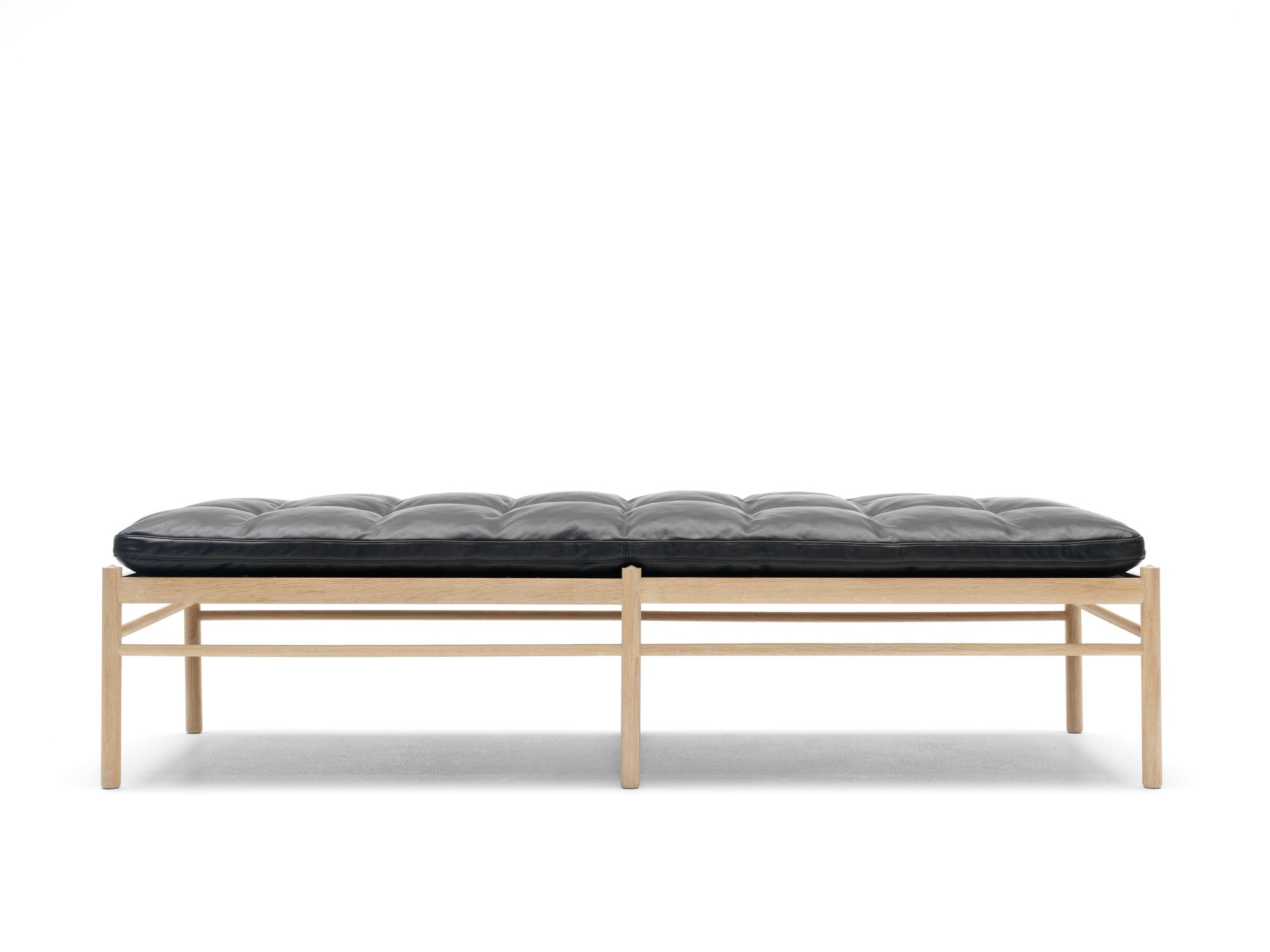 OW150 Daybed von Carl Hansen & Søn mit schwarzem Lederpolster und hellem Holzgestell.