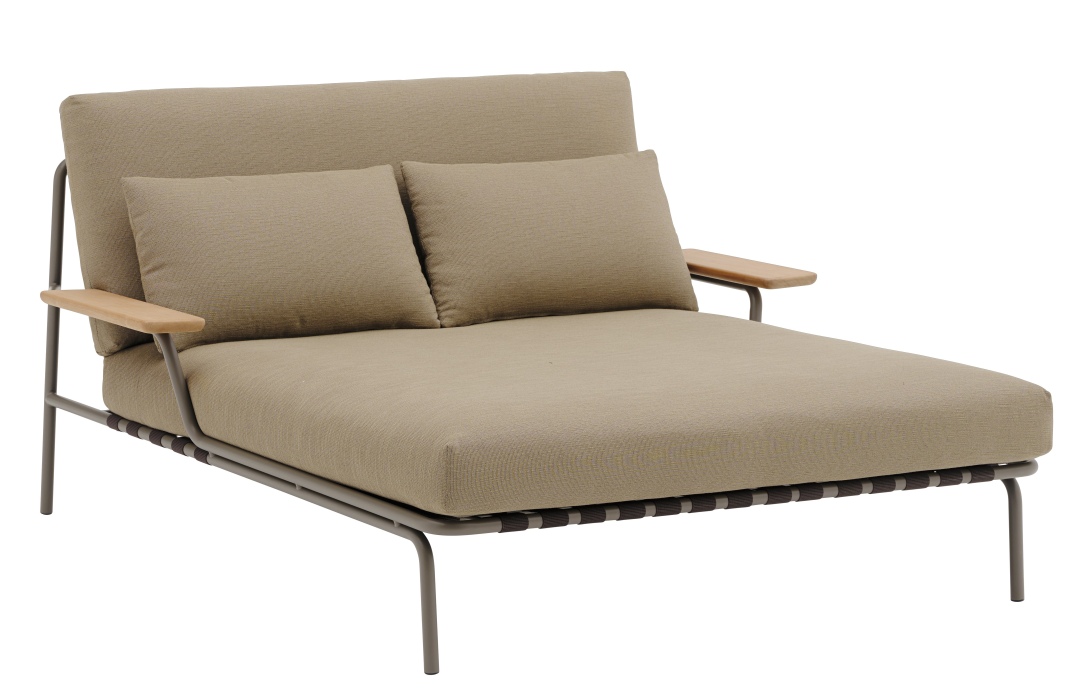 Muuto Settle Lounge Bed: Moderne Outdoor Liege mit braunem Stoffbezug und zwei Kissen.