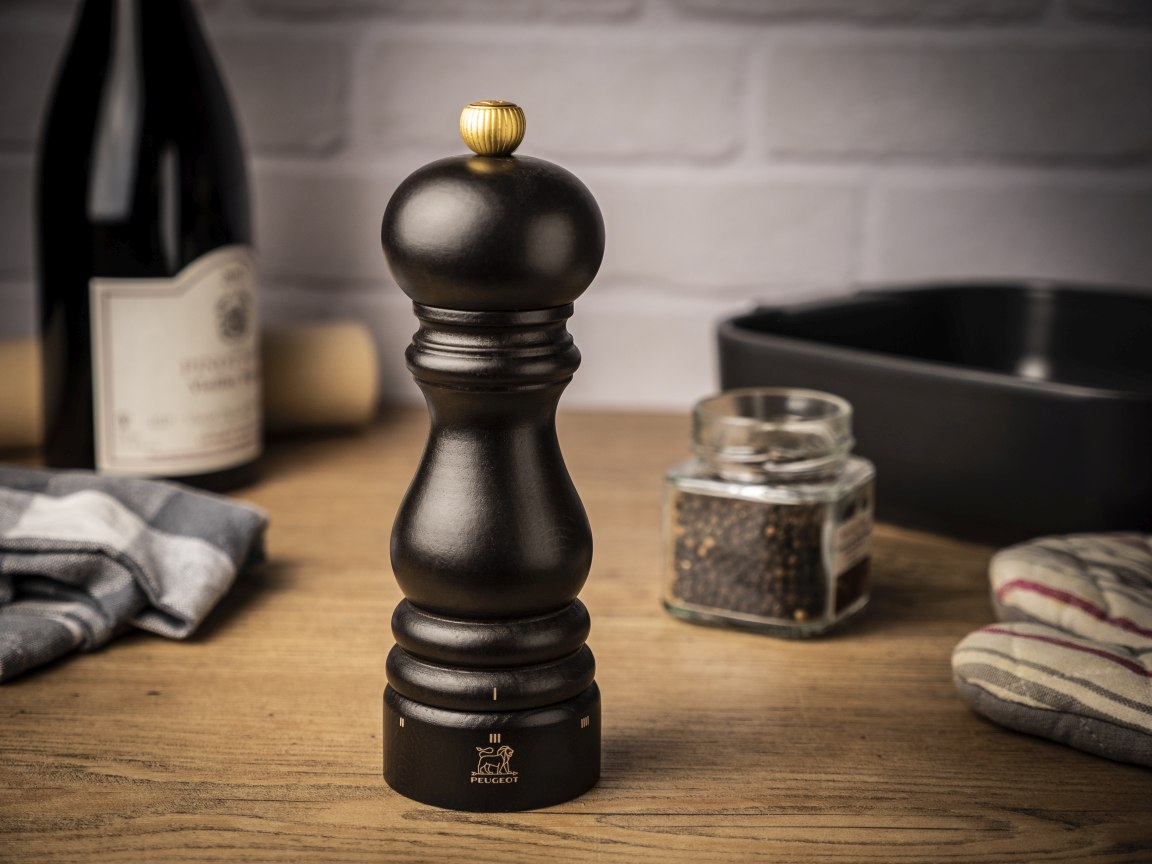 Peugeot Paris Pfeffermühle in Schokoladenbraun, 18 cm hoch, aus Holz mit goldenem Knopf.