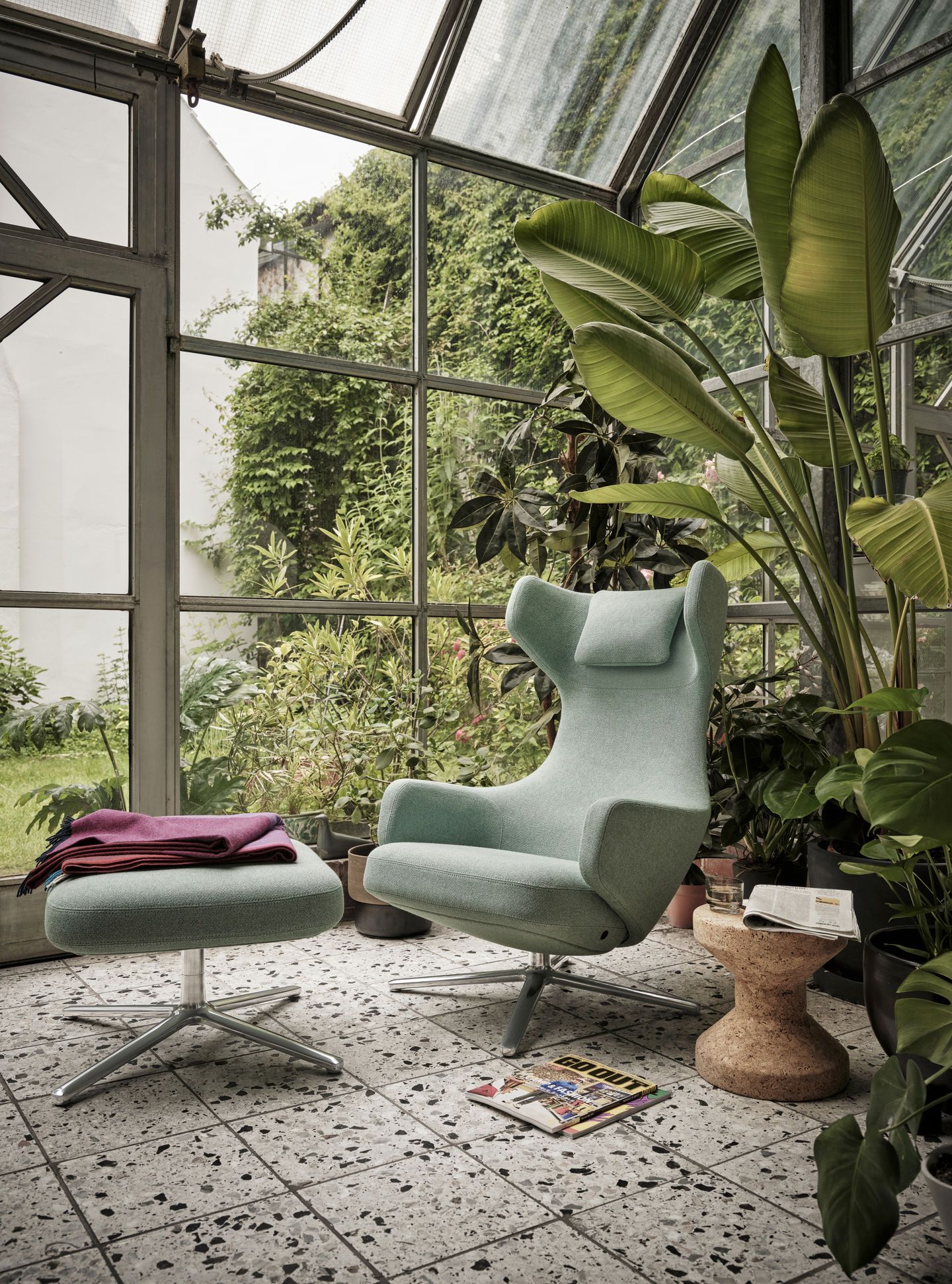 Grand Repos Armchair & Ottoman Preferred Combination Vitra Cosy Kieselstein 40 cm