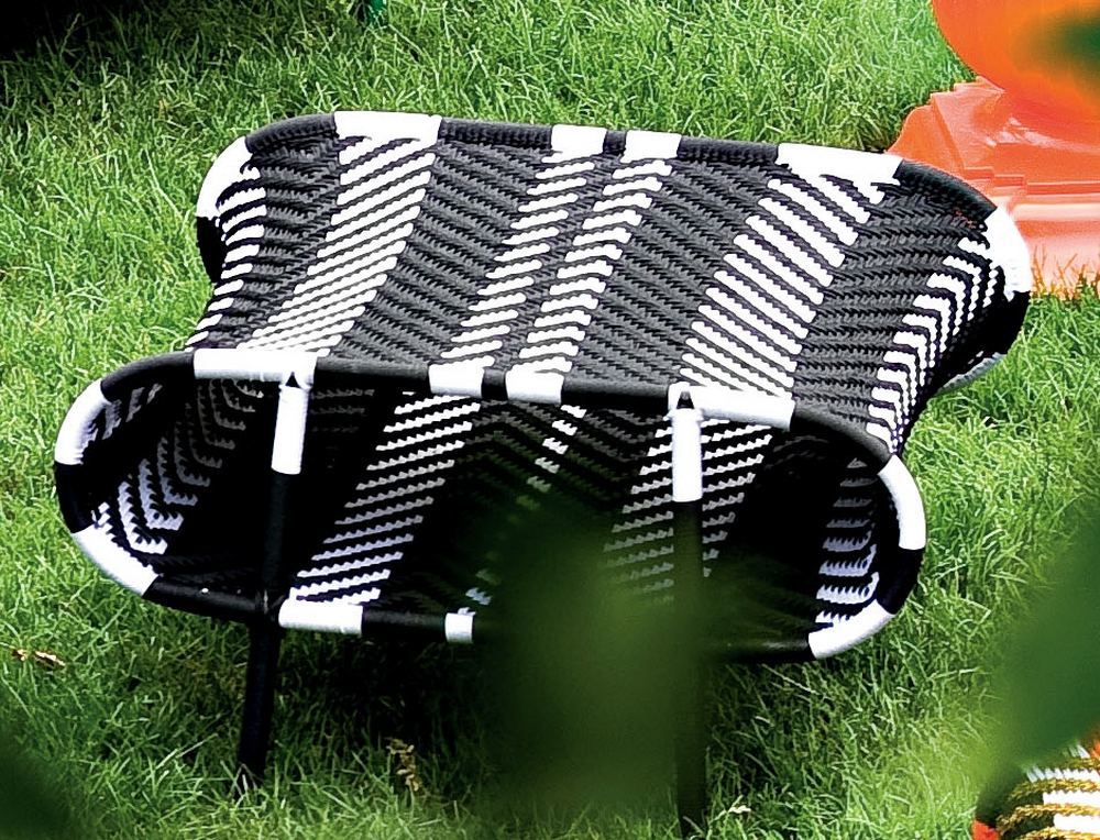 Schwarzer und weißer Sunny Hocker aus der M' Afrique Collection von Moroso. Design Hocker.