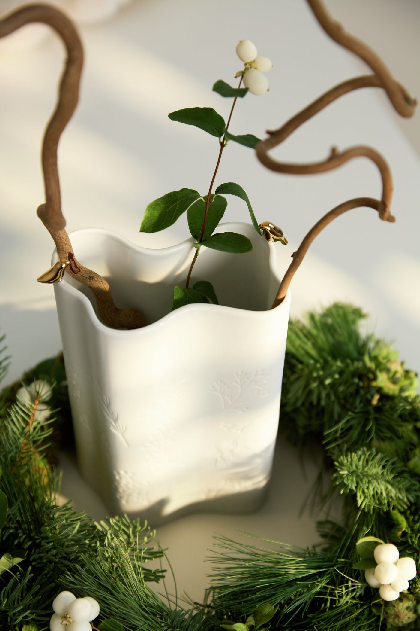 Winter Magic Vase Gold Bird Wheels