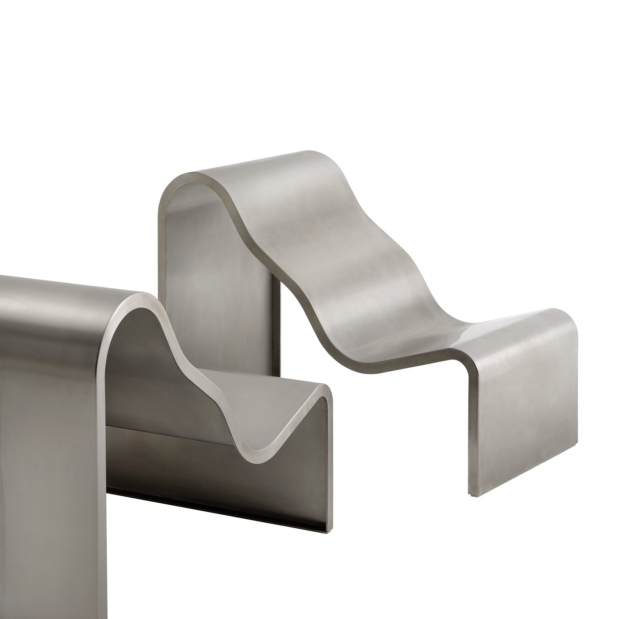 Muuto Dream Bench Indoor/Outdoor Bank aus gebogenem, silberfarbenem Metall, moderne Gartenbank für den Innen- und Außenbereich.