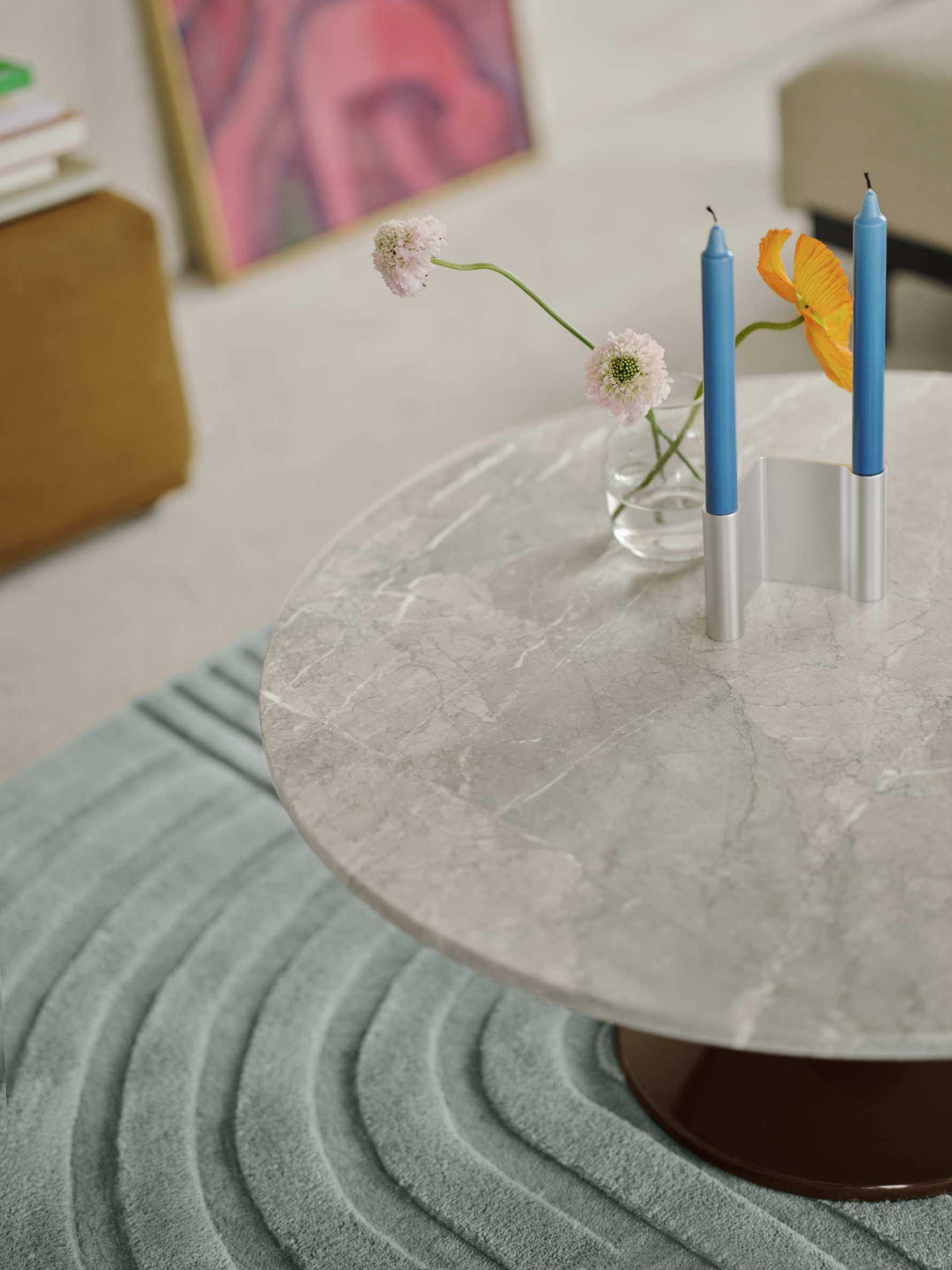 Nahaufnahme des Muuto MIDST Coffee Table Couchtisch mit Marmorplatte, dekoriert mit Blumen und Kerzen.