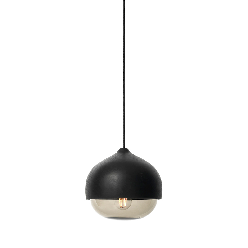Terho Pendelleuchte aus schwarzer Linde Medium von Mater, moderne Hängelampe mit Glaskuppel und Glühbirne.