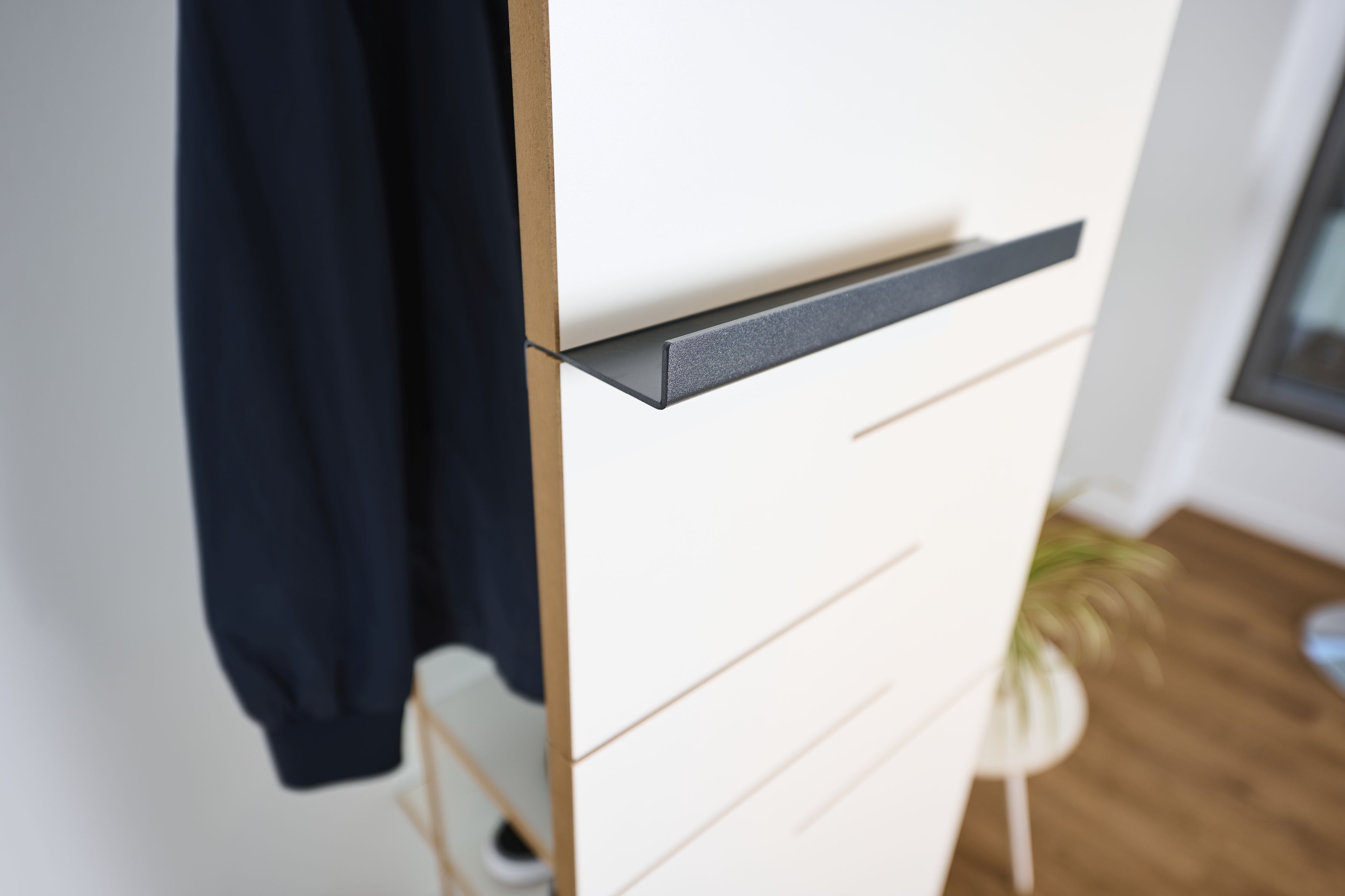 Angeber shelf Tojo