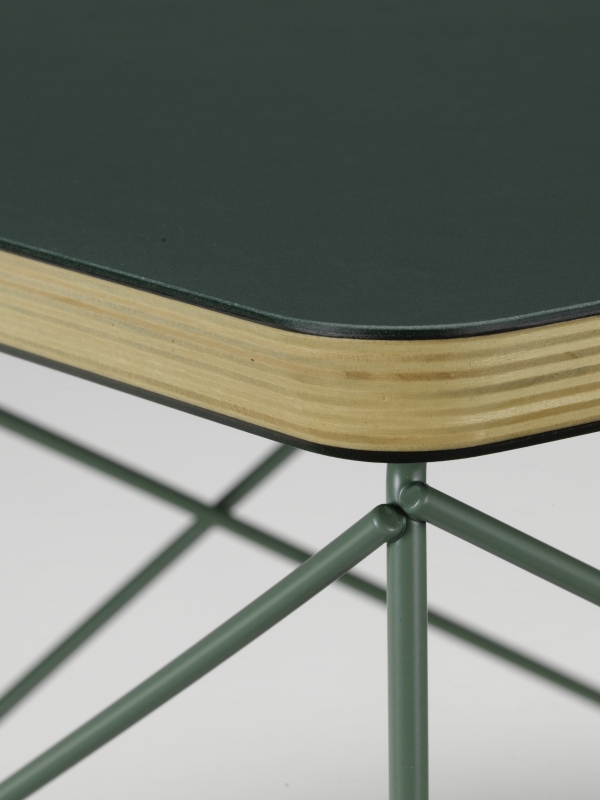 Detailaufnahme vom Vitra LTR Occasional Table Beistelltisch mit Linoleum Jade Platte und filigranem, jadefarbenem Stahlrohrgestell.