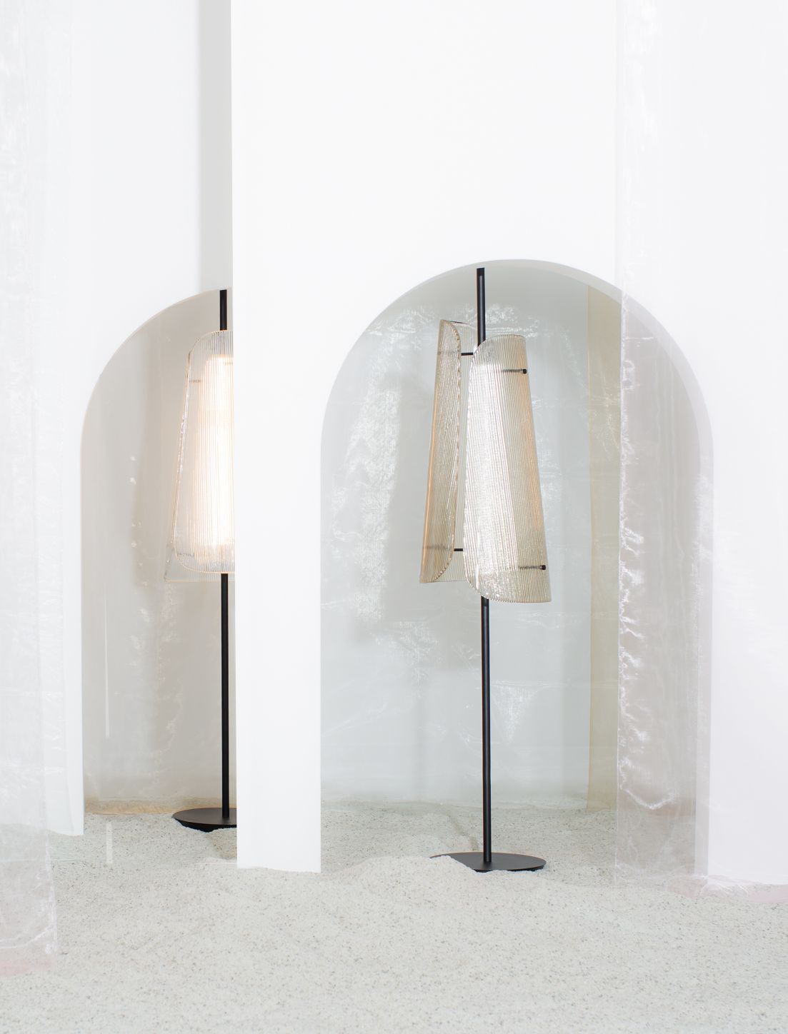 Bent Two Floor lamp Transparent/ black with fixed LED 1600lm Pulpo