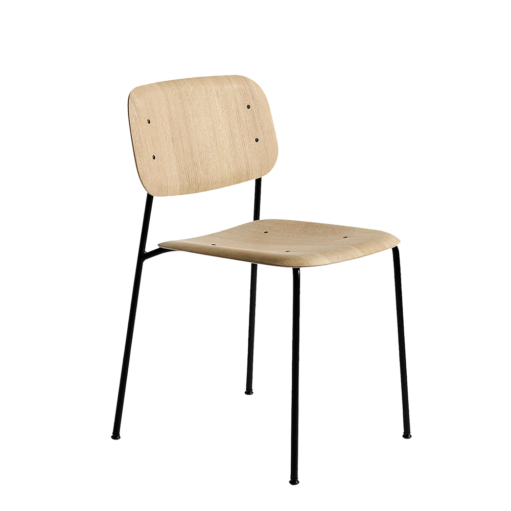 Soft Edge Stuhl von Hay mit Eichenholz-Sitzfläche und Rückenlehne, matt lackiert, mit schwarzem Stahlgestell.