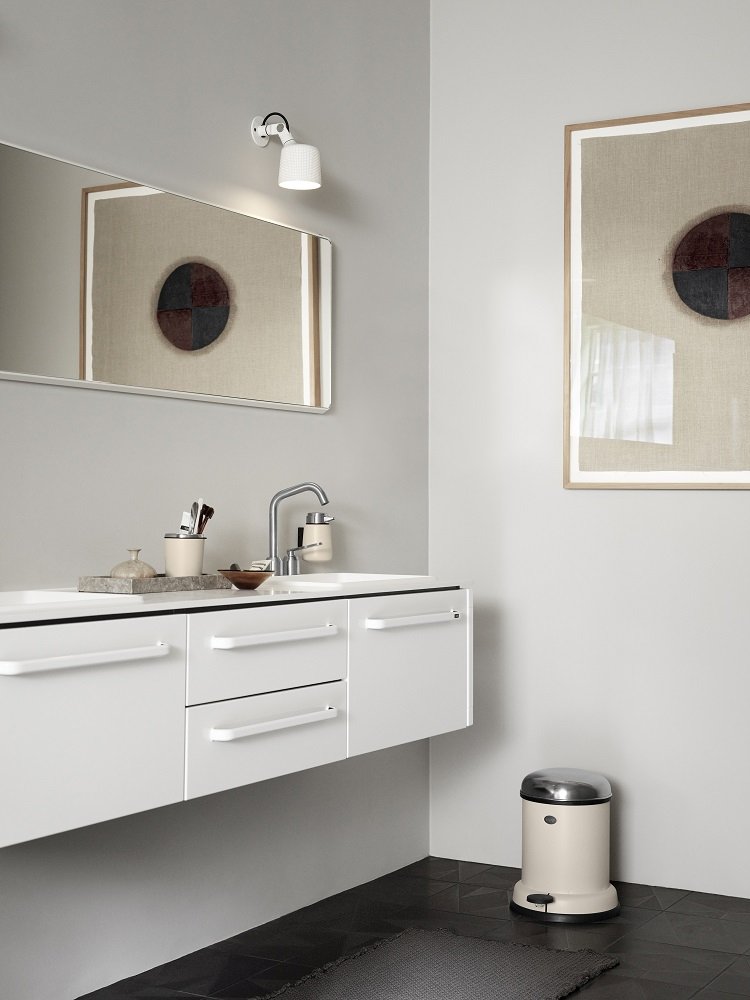 Beiger Vipp Treteimer 30L im modernen Badezimmer mit weißen Möbeln und dunklem Boden.