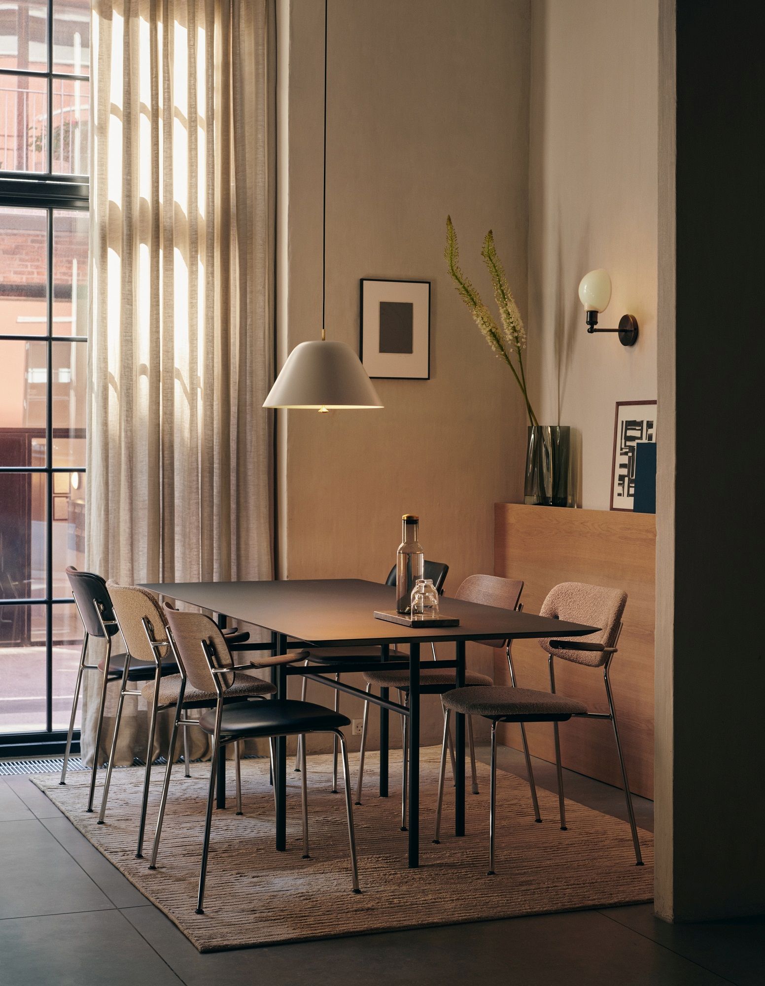 Esszimmer mit Esstisch und mehreren Co Dining Chair Stühlen von Audo Copenhagen in verschiedenen Ausführungen.