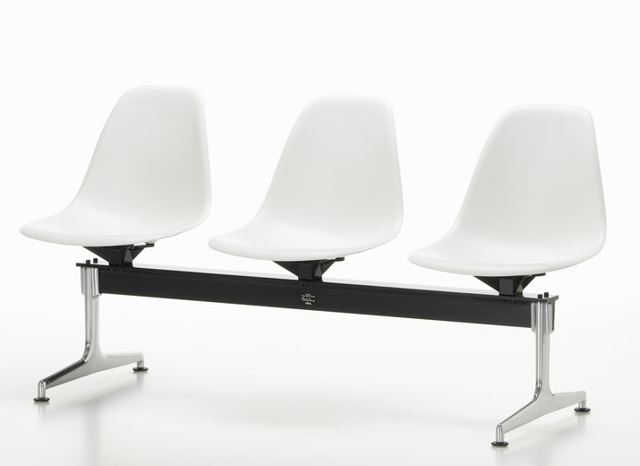 Eames Plastic Side Chair RE on traverse Vitra 