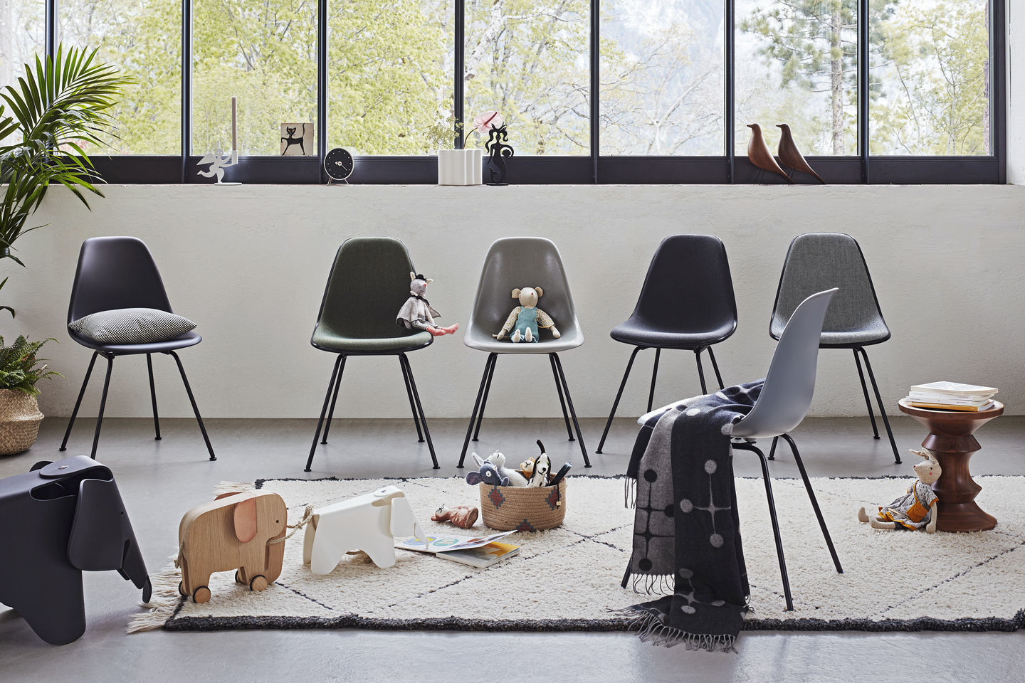 Eames Plastic Side Chair DSX Chair Vitra Black - White