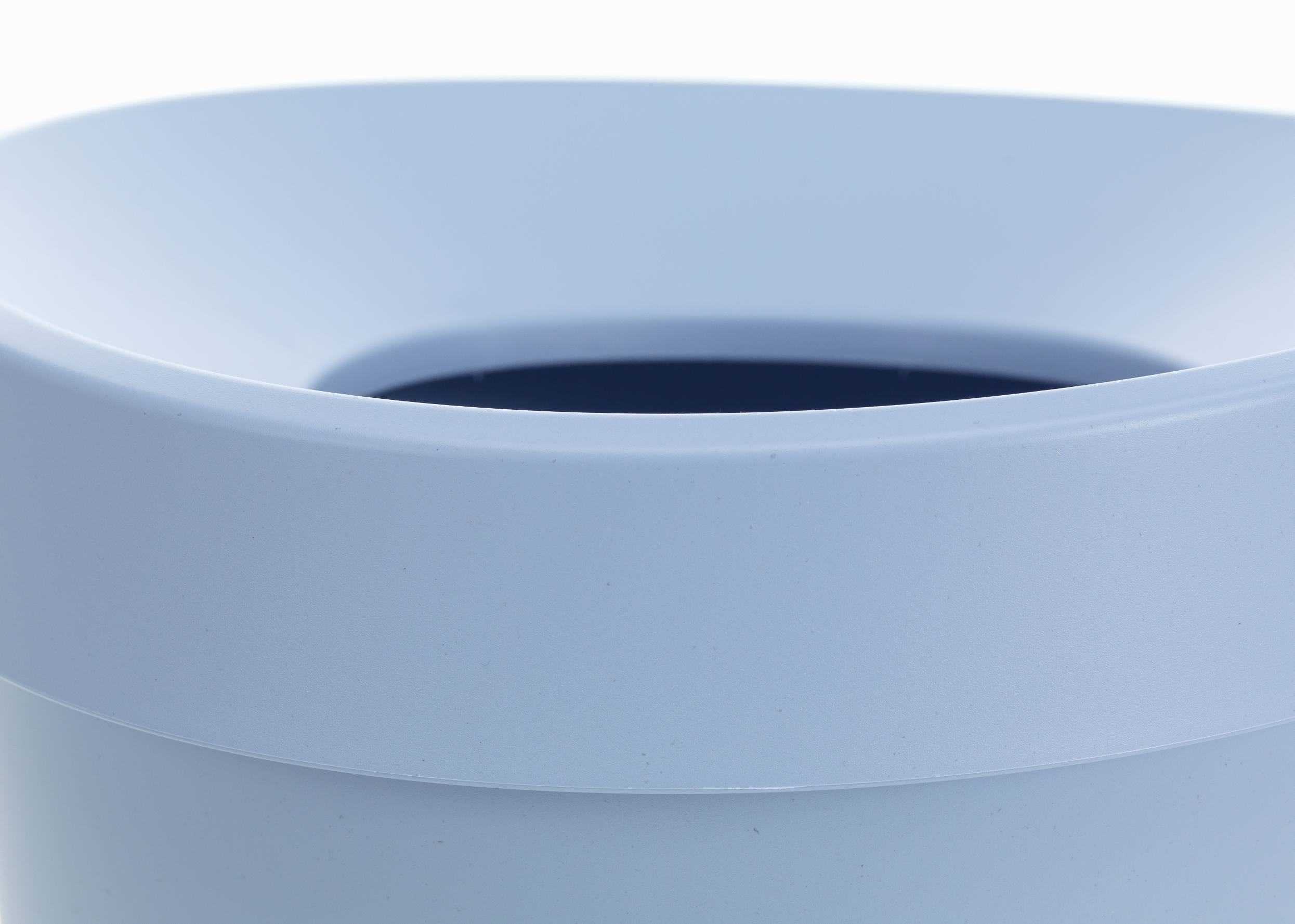 Detailaufnahme des himmelblauen Happy Bin Papierkorbs von Vitra für Büro und Zuhause.