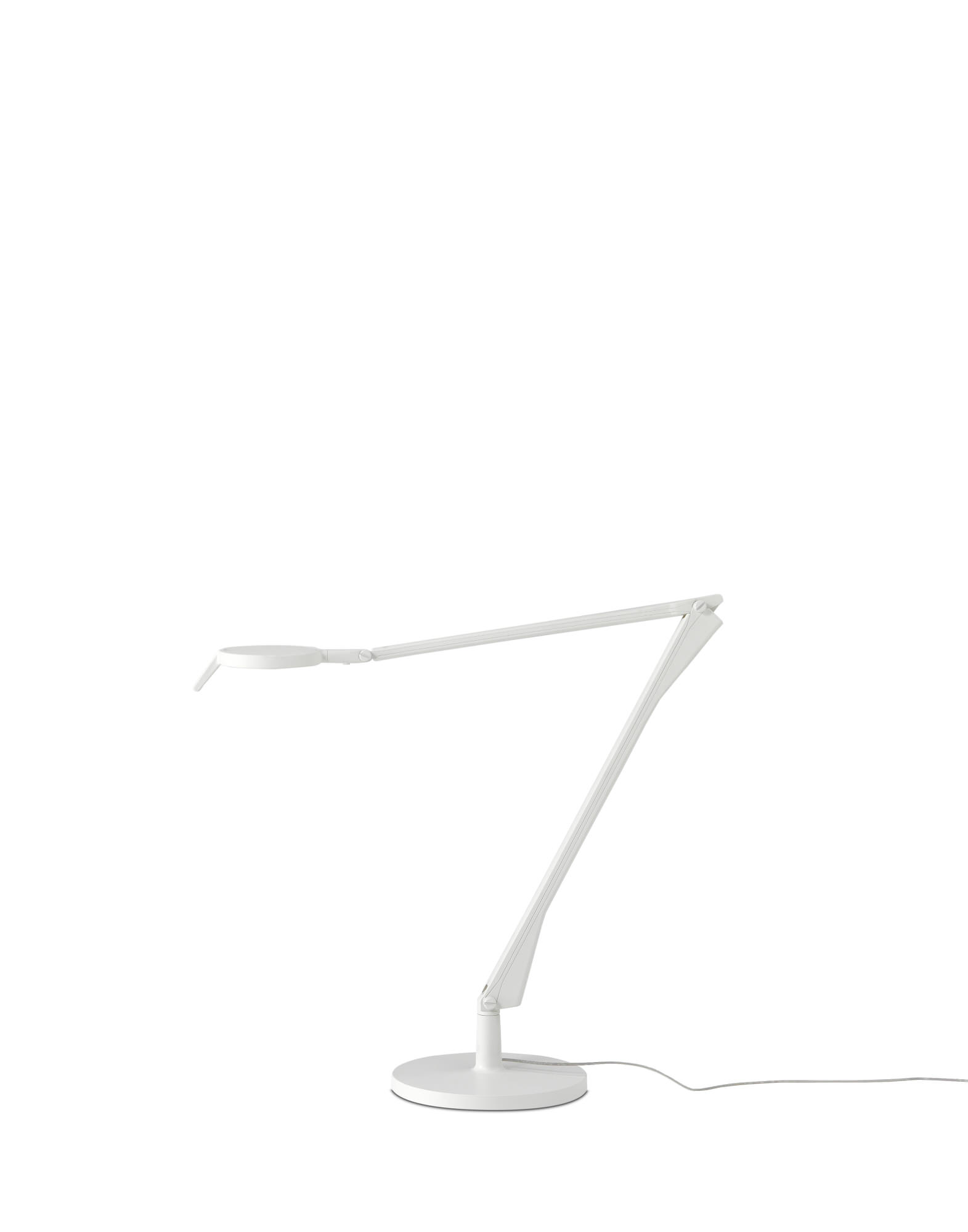 Weiße Aledin Tischleuchte von Kartell mit LED und Dimmer, modernes Design für Schreibtisch und Büro.