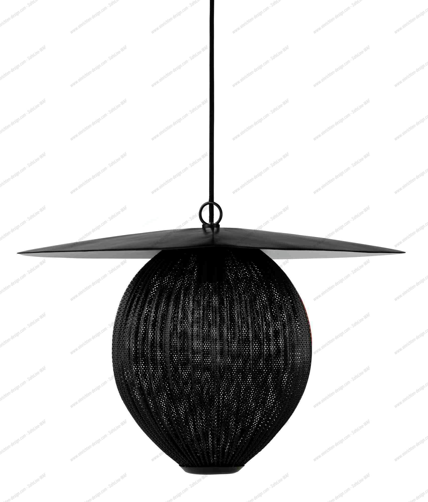 Schwarze Gubi Satellite Pendelleuchte M: Moderne Hängelampe mit perforiertem Schirm und flachem Lampenschirm.