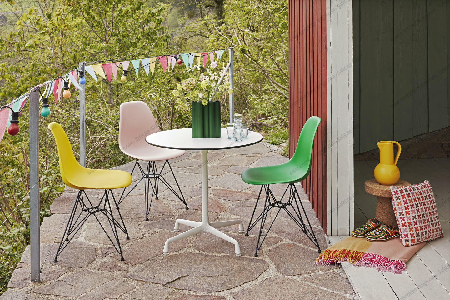 Eames Plastic Side Chair DSR Chair Vitra Black-Pale Pink