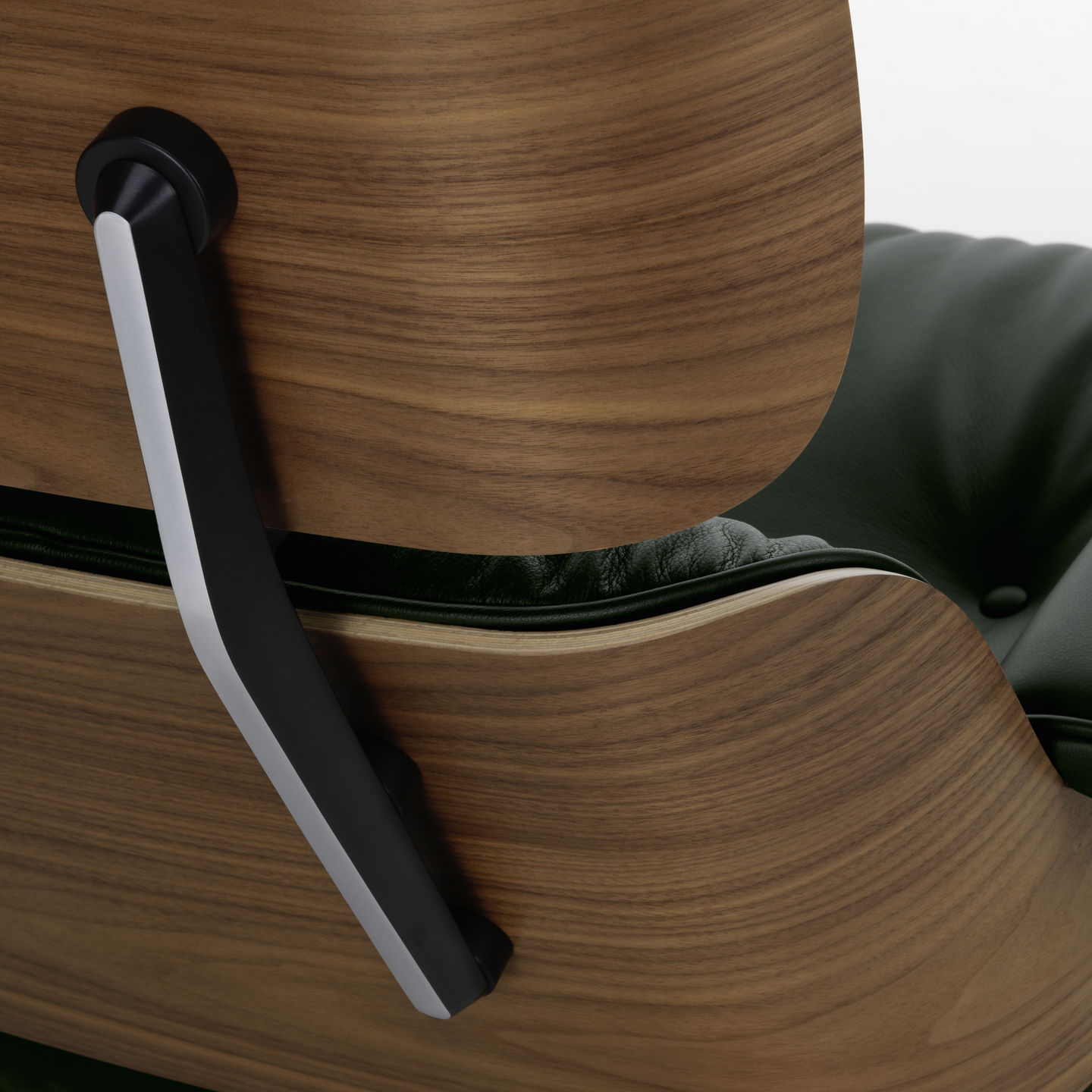 Detailaufnahme Eames Lounge Chair Sessel mit Ottoman, Nussbaumholz und grünes Leder, Designklassiker von Vitra.