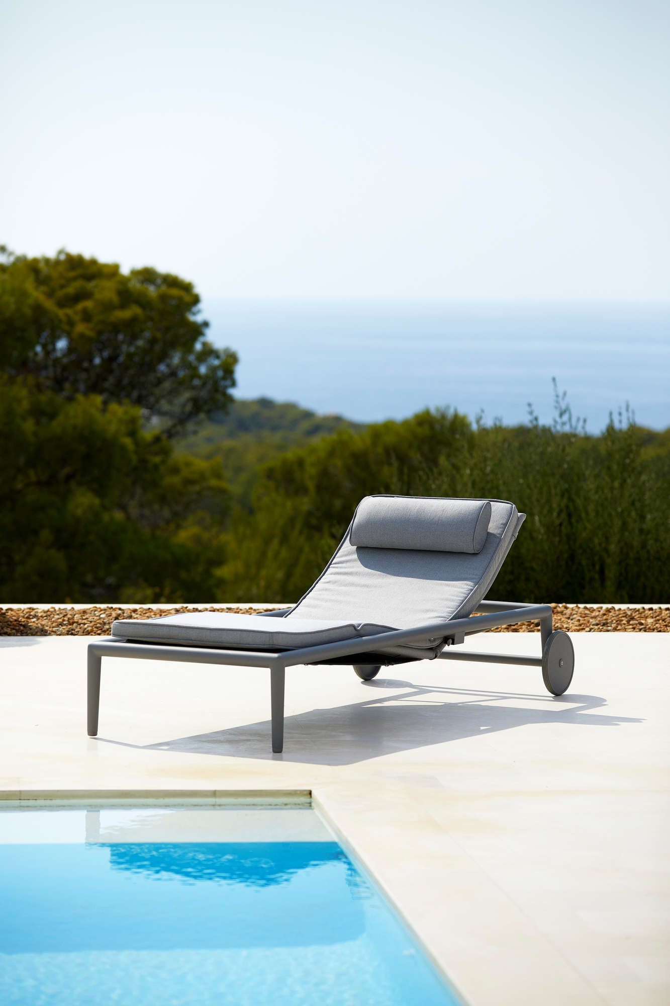 Conic AirTouch Outdoor sunbed with gas spring light grey Cane-Line