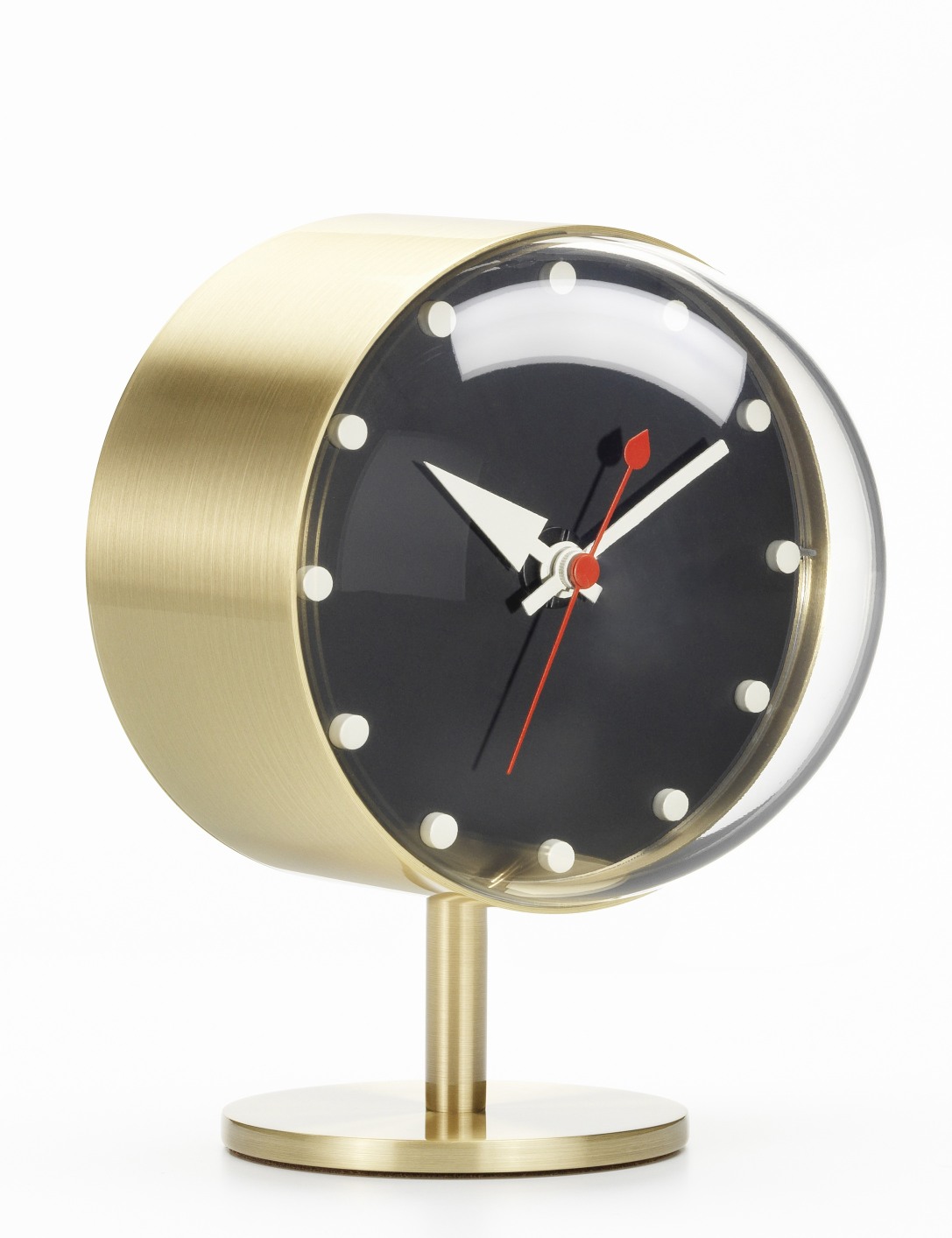 Night Clock Tischuhr von Vitra: Goldene Tischuhr mit schwarzem Zifferblatt und transparentem Gehäuse.
