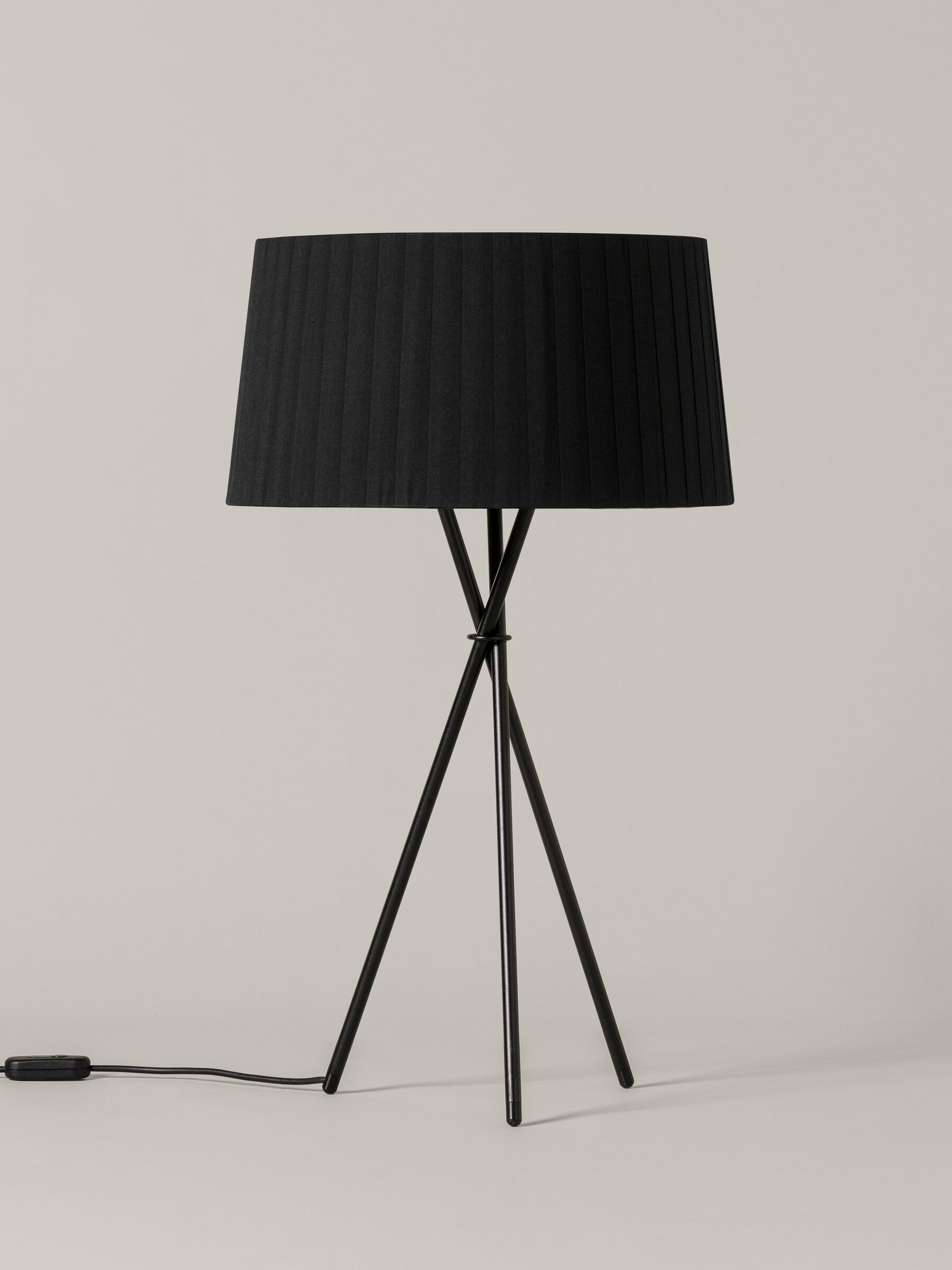 Tripode G6 Tischleuchte von Santa & Cole in Schwarz mit plissiertem Lampenschirm und Stativfuß.