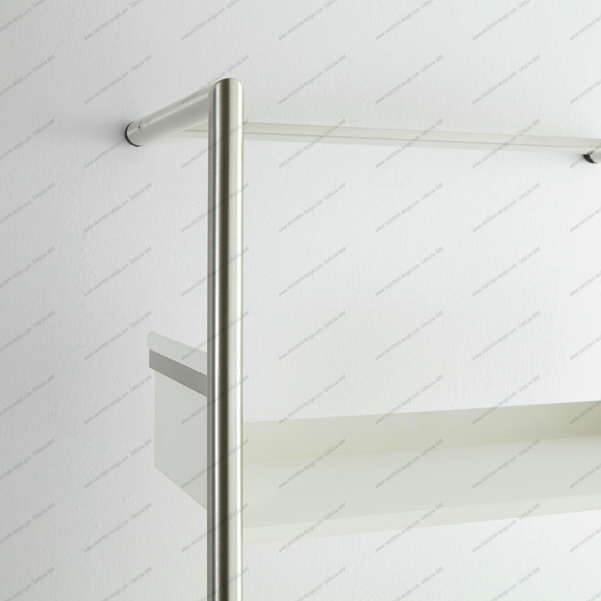 Pool 220 Leaning shelf Mox frame chrome matt shelves white Detailaufnahme des Pool 220 Anlehnregals: Chrom mattes Gestell mit weißen Tablaren. Modernes Wandregal.