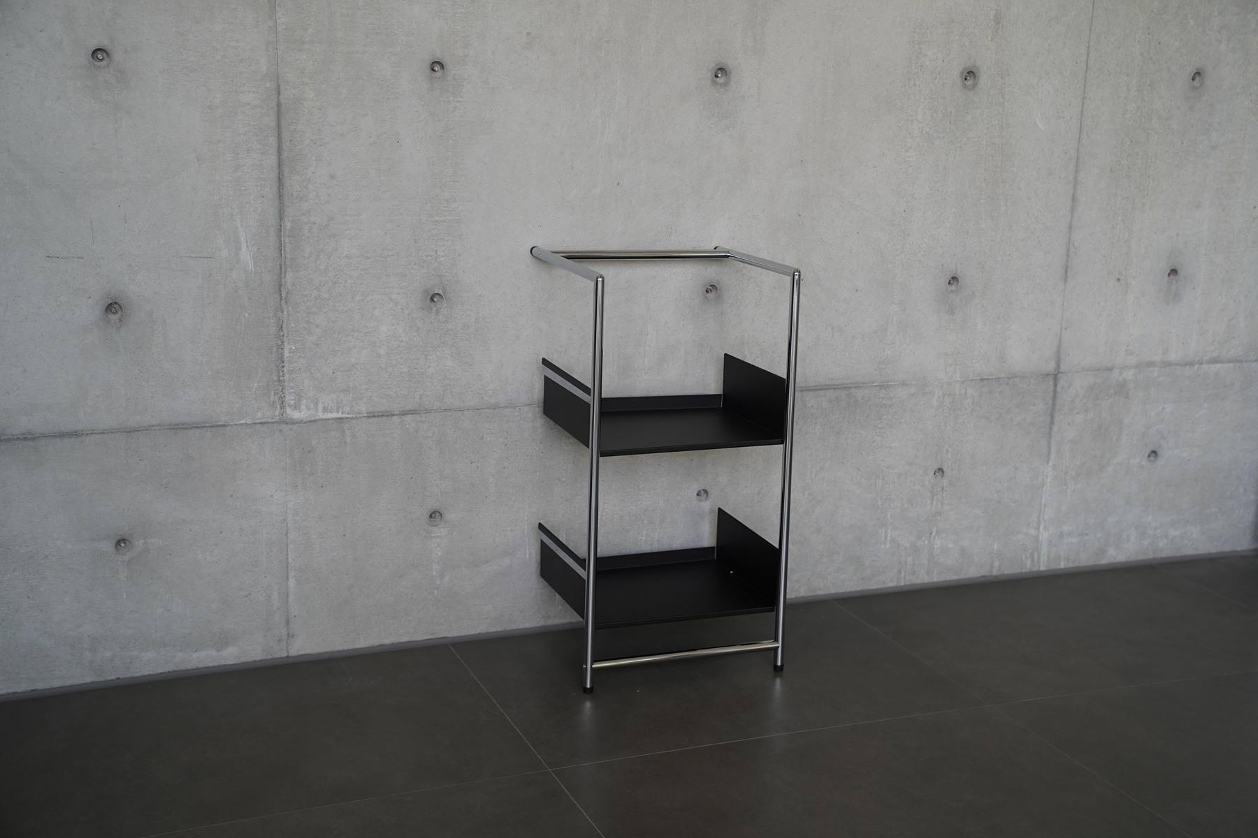 Pool 82 S Leaning shelf / Shoe rack Mox