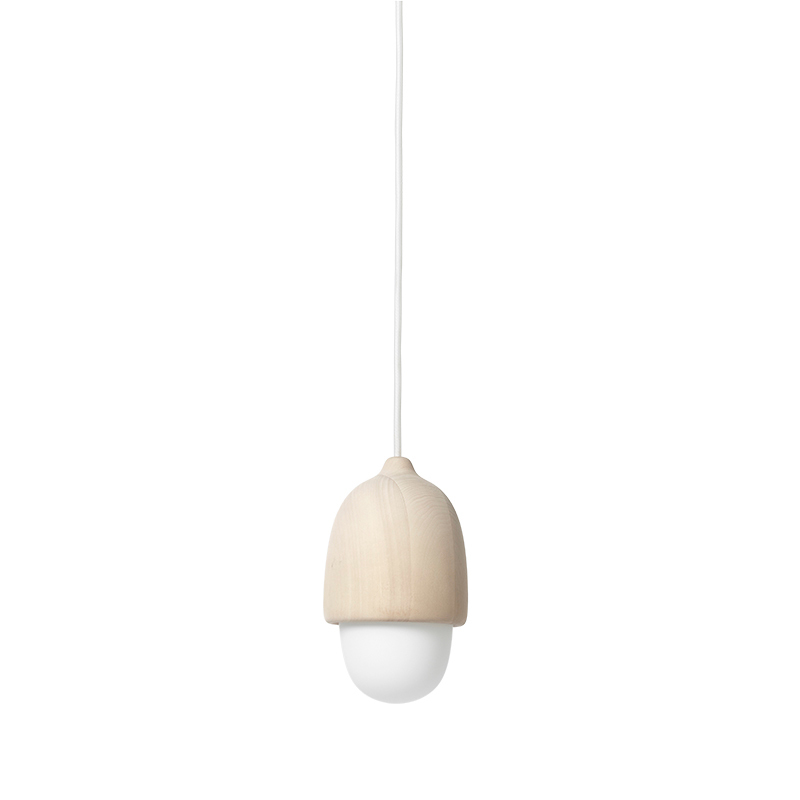Terho Pendelleuchte aus Linde klein von Mater, moderne Hängelampe aus hellem Holz mit weißem Glasdiffusor.