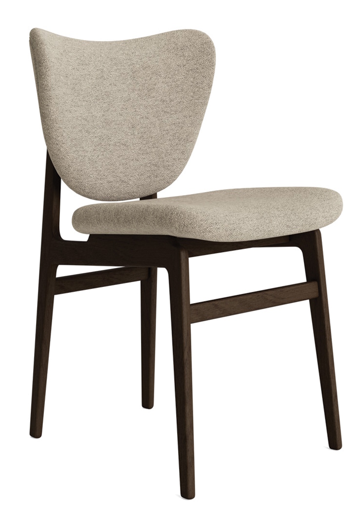 NORR11 Elephant Dining Chair, vollgepolsterter Stuhl mit dunklem Holzgestell und beigem Stoffbezug.