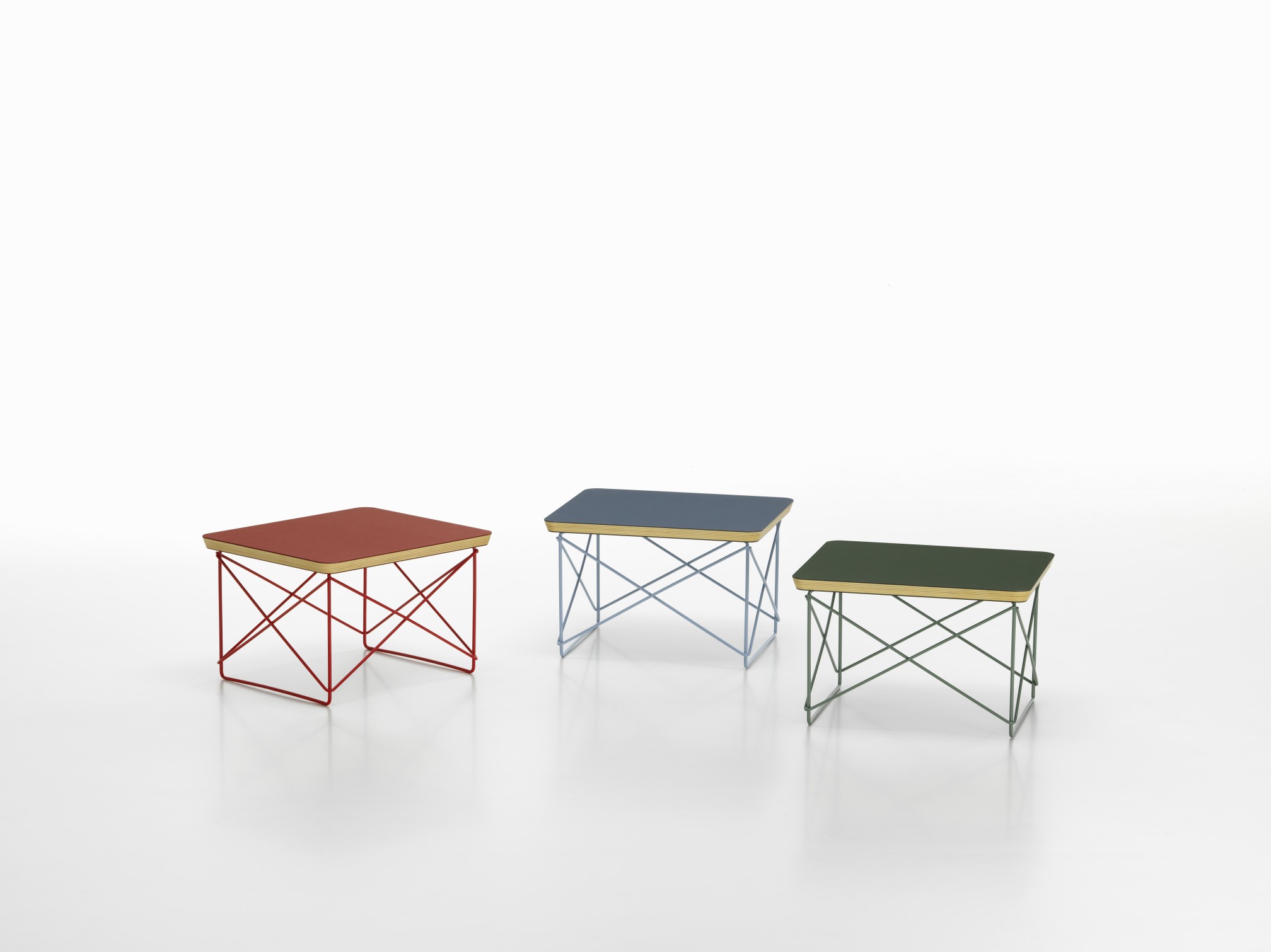 Drei Vitra Beistelltische LTR mit Linoleum-Tischplatten in Jade, Rot und Blau auf weißem Hintergrund.