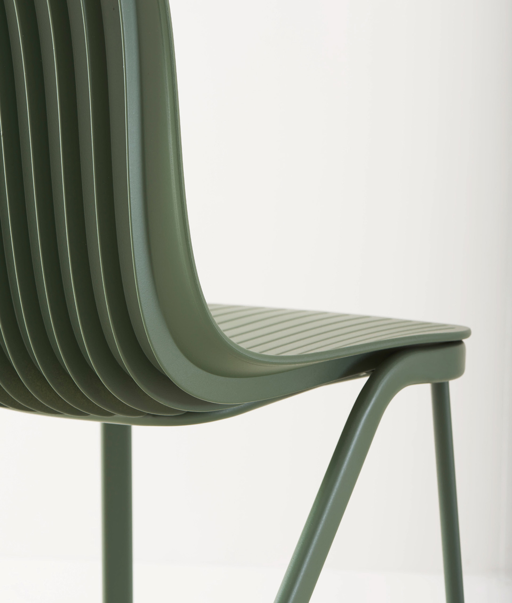 Dragonfly Chair metal legs Segis green