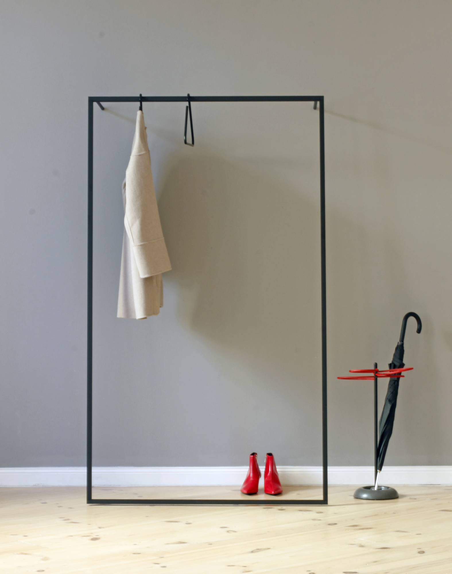Leano Leaning wardrobe Roomsafari