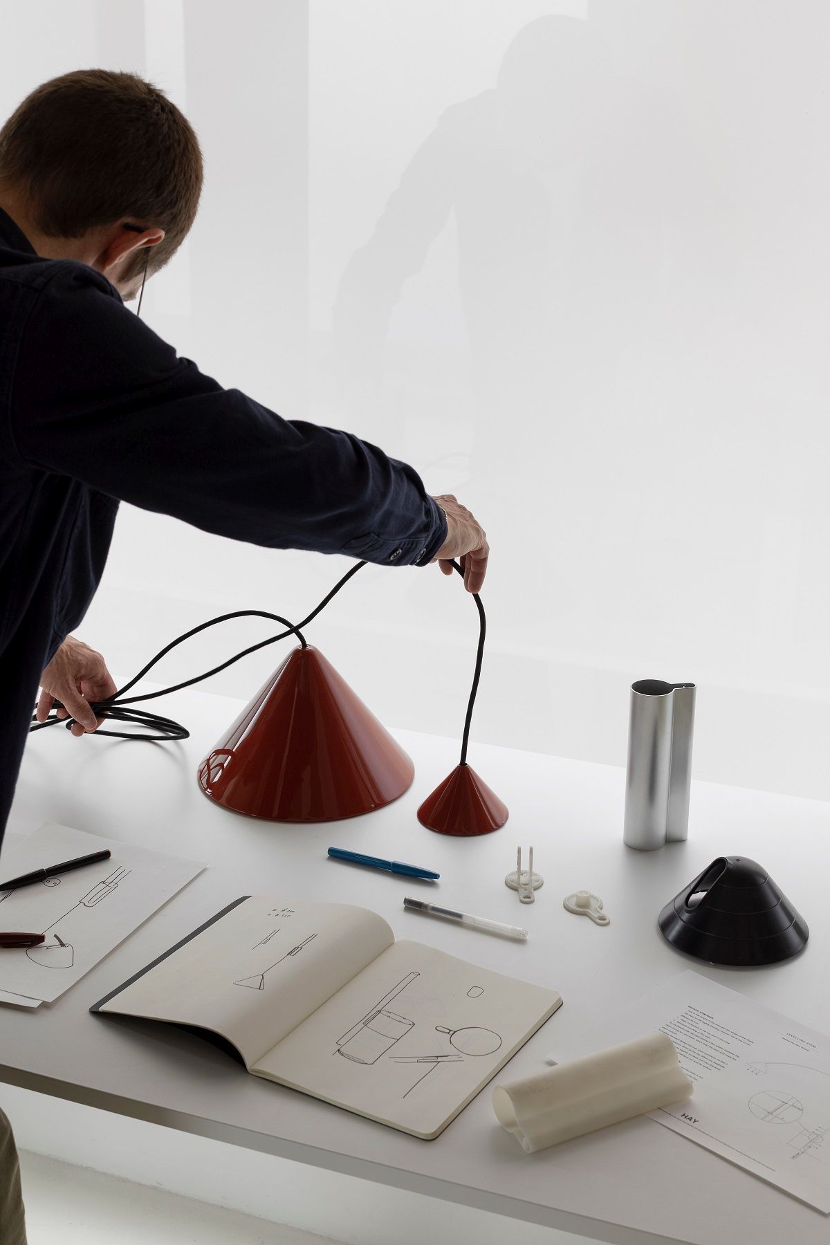 Compass Pendelleuchte von Hay: Designer präsentiert die moderne Pendelleuchte aus gebürstetem Aluminium mit Skizzen.